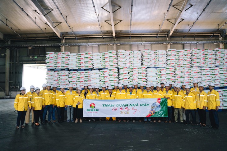 Gần 1.500 nông dân tham quan Nhà máy Phân Bón Cà Mau - Ảnh 1.