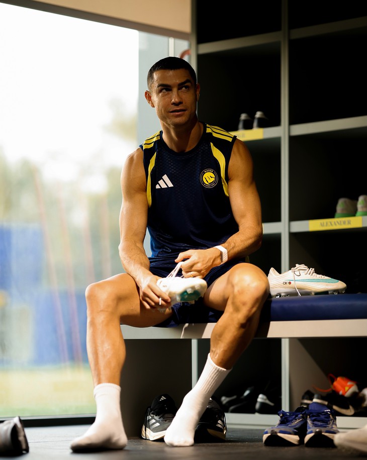 Tự ý rời tuyển Bồ Đào Nha, Ronaldo bị phạt như ‘phủi bụi’ - Ảnh 1.