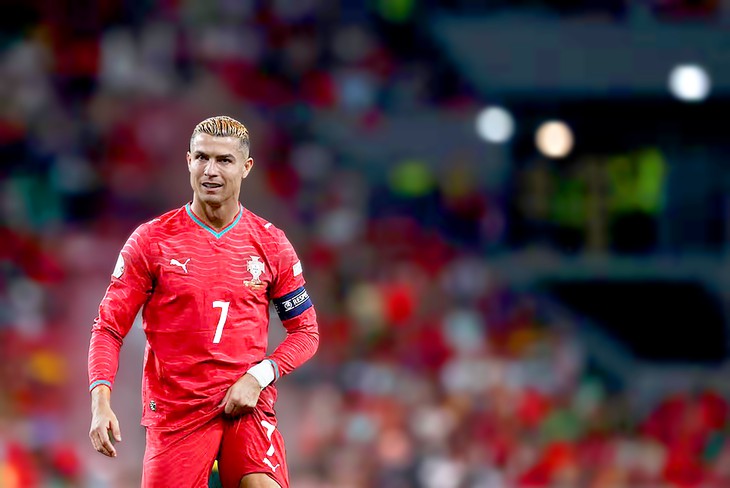Báo chí Anh châm biếm án phạt 'vô nghĩa' dành cho Ronaldo - Ảnh 2.