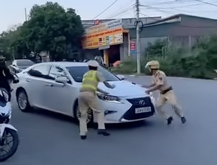 Nữ lái xe ô tô bỏ chạy khi cảnh sát kiểm tra lỗi quá tốc độ - Ảnh 1.