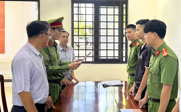 Bắt tài xế taxi say rượu, lái xe tông công nhân thu gom rác giữa khuya - Ảnh 2.