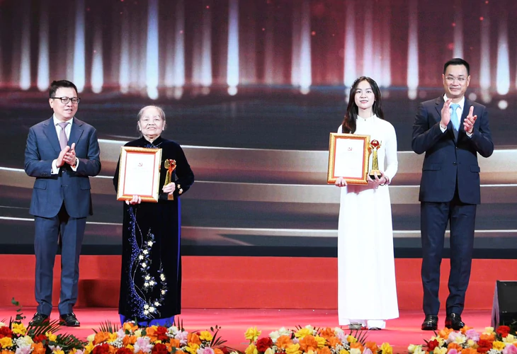 ‘Gia tài’ 7 lần gặp Bác Hồ của nữ công nhân đất Cảng - Ảnh 3.