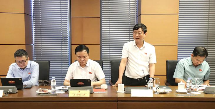 Chủ tịch HĐND TP.HCM Võ Văn Minh: Cần tạo điều kiện thuận lợi phát triển mô hình phân phối, bán lẻ điện tái tạo  - Ảnh 1.