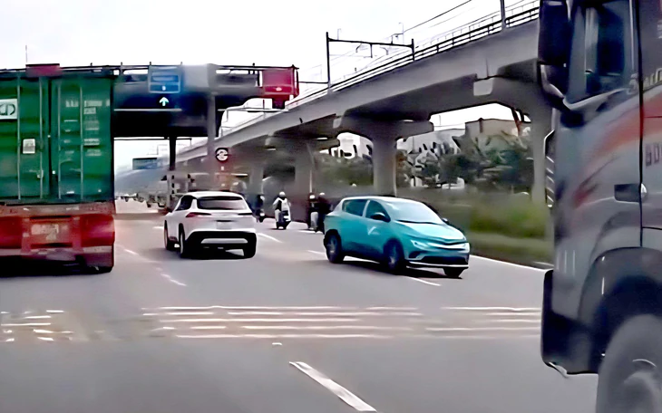 Người dân đi tắt gây mất an toàn giao thông, phường lắp camera phạt nguội - Ảnh 4.