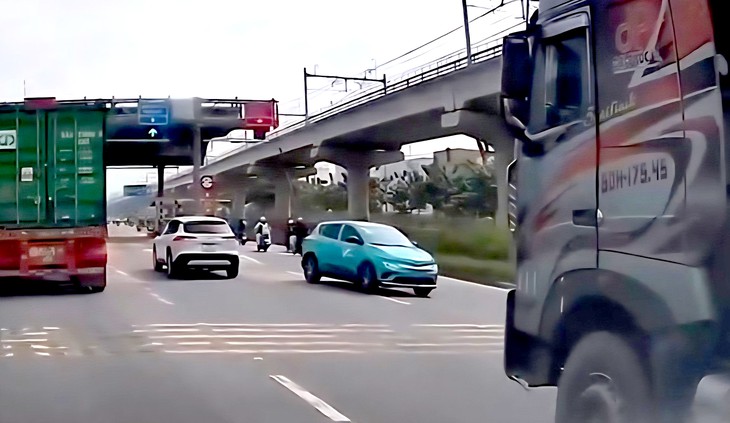 Camera ghi cảnh taxi chạy ngược chiều ở phường Thủ Đức, tài xế bị phạt 19 triệu đồng - Ảnh 2.