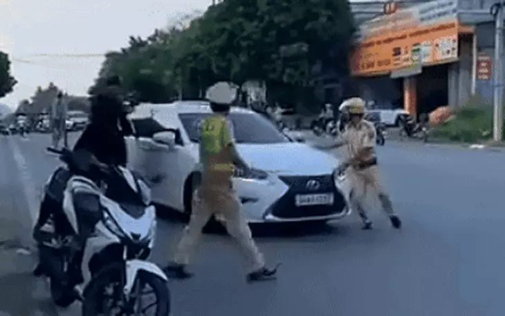 Khởi tố nam tài xế lái ô tô lao về phía CSGT ở Hải Phòng - Ảnh 2.
