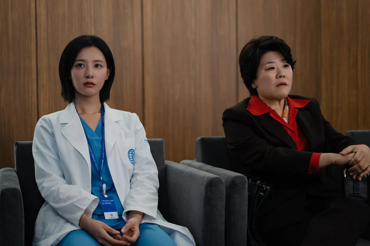 Doctor X dẫn đầu Netflix toàn cầu bất chấp tranh cãi sai lệch y khoa - Ảnh 2.