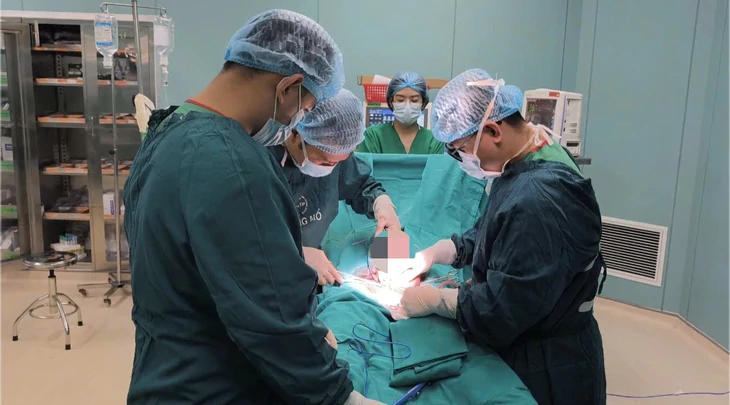Suýt hoại tử tinh hoàn vì tự đeo vòng kim loại 3cm siết chặt vùng bìu suốt 10 ngày - Ảnh 1.