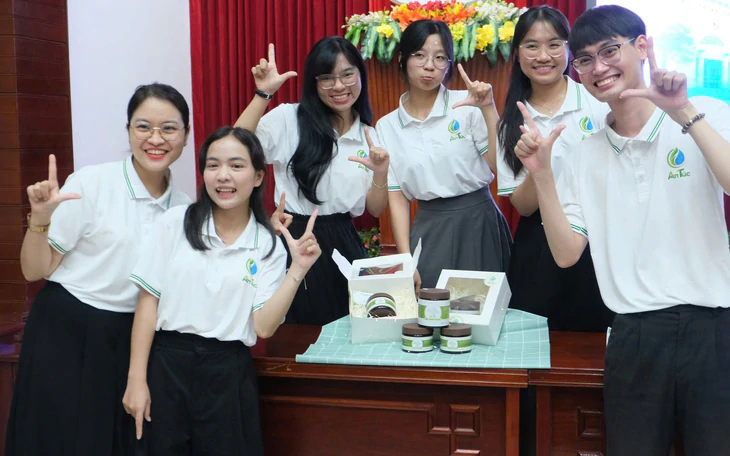 Chàng trai kiếm hàng triệu USD nhờ phỏng vấn giới doanh nhân - Ảnh 3.