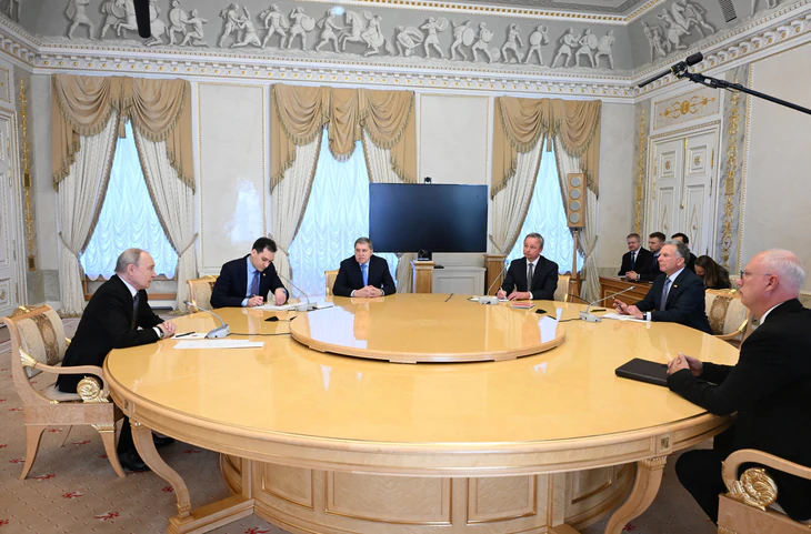 Ông Putin cùng đặc phái viên Mỹ vào cung điện ở St. Petersburg, nói nhiều chuyện với nhau - Ảnh 2.