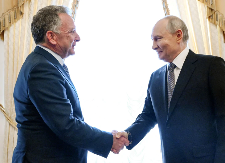 Ông Putin cùng đặc phái viên Mỹ vào cung điện ở St. Petersburg, nói nhiều chuyện với nhau - Ảnh 1.
