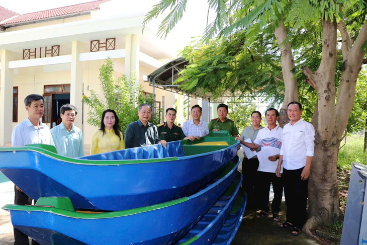 Tặng xuồng cứu hộ lũ lụt cho các nhóm cư dân Nha Trang, Diên Điền - Ảnh 1.