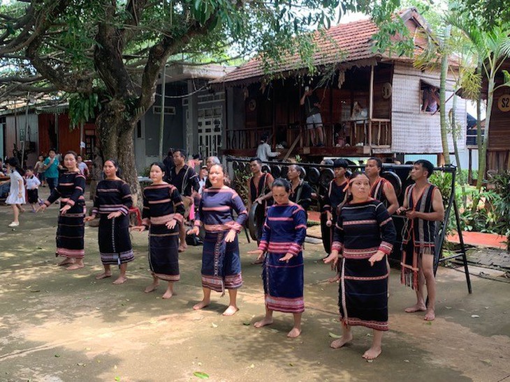 Có hẹn với Chư Đăng Ya, hoa vàng trên đất đỏ bazan - Ảnh 1.