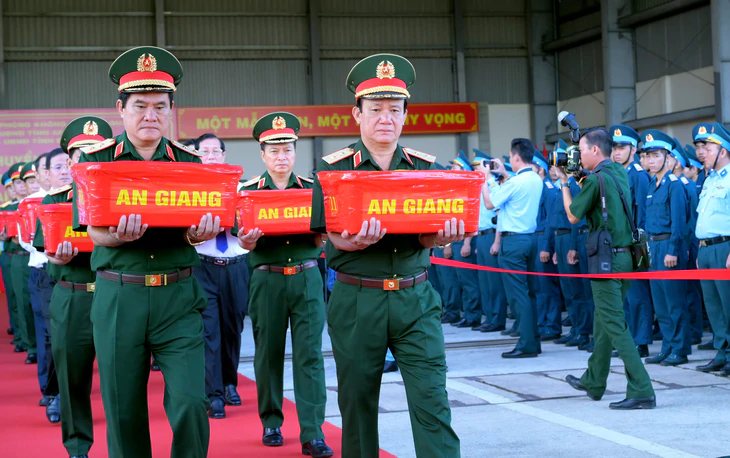 Quân khu 9 vận chuyển hơn 8.000 hài cốt liệt sĩ bằng máy bay quân sự - Ảnh 3.