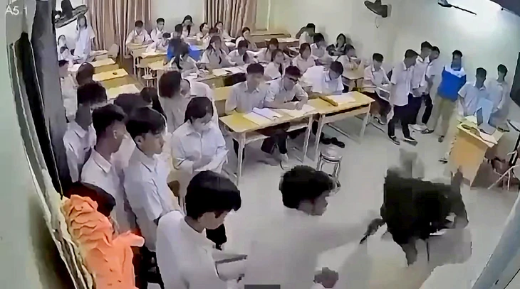 Bắt khẩn cấp nam sinh đấm cô giáo ngay trên bục giảng ở Hà Nội - Ảnh 1.