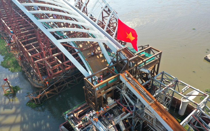 Đã chính thức hợp long cầu đi bộ qua sông Sài Gòn - Ảnh 3.