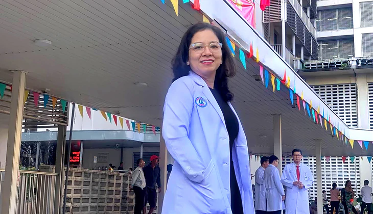 Bác sĩ kể phút cứu hành khách ngưng thở trên máy bay: 'Chạy không kịp mang dép, ép tim trong thế khó' - Ảnh 2.