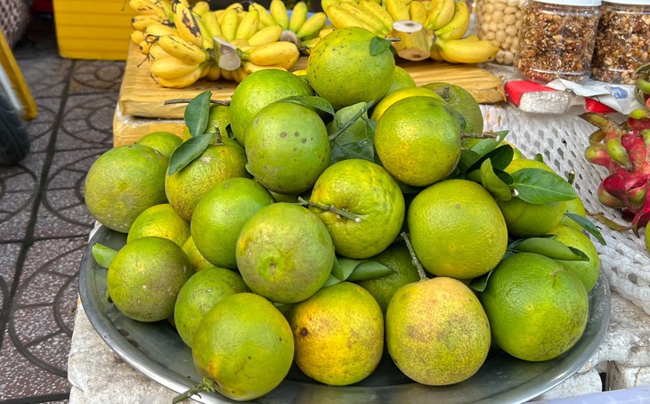 Giá cả đầu ngày: Xoài cát Hòa Lộc giá đã 'dễ thở' hơn còn 40.000 đồng/kg, cam xoàn đắt gấp 3 lần cam sành - Ảnh 2.
