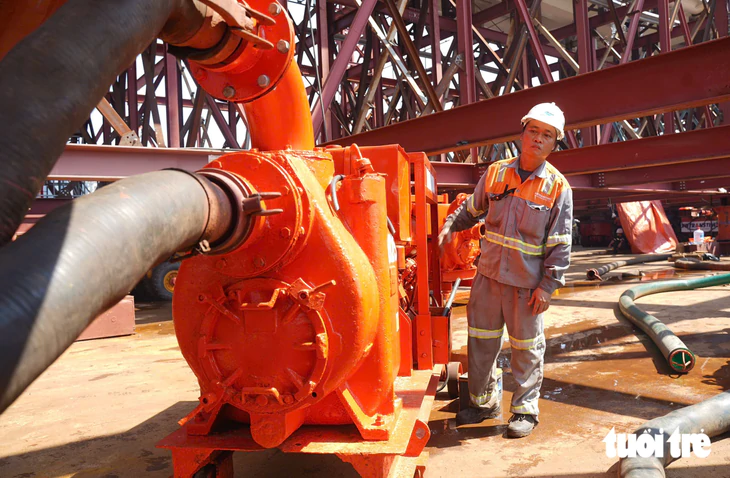 Đã chính thức hợp long cầu đi bộ qua sông Sài Gòn - Ảnh 8.