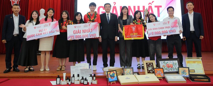 Sinh viên Huế khởi nghiệp từ tất gel thảo dược - Ảnh 3.