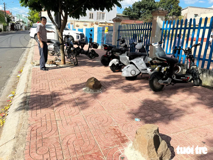 Dựng nhiều tảng đá ở vỉa hè trước trường: Hiệu trưởng 'than' nạn đỗ ô tô - Ảnh 2.