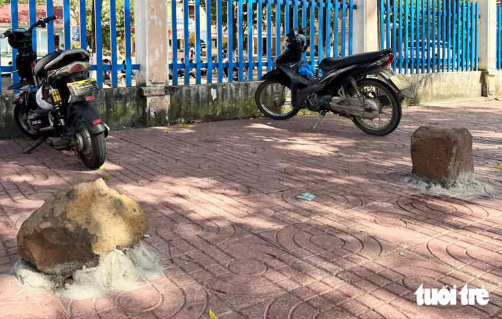 Dựng nhiều tảng đá ở vỉa hè trước trường: Hiệu trưởng 'than' nạn đỗ ô tô - Ảnh 3.