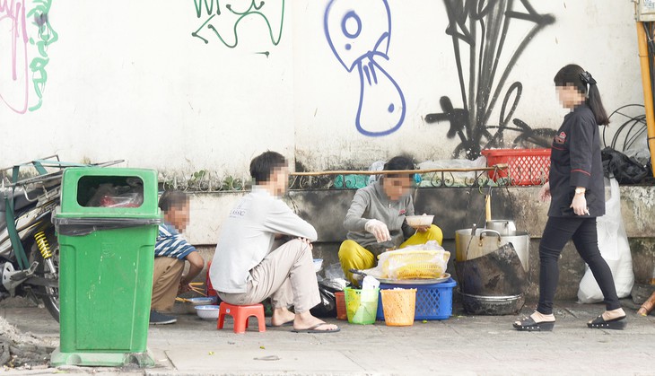 Bán bánh canh cho khách, anh thổi 'phù' một cái vào túi ni-long rồi bỏ thức ăn vào - Ảnh 1.