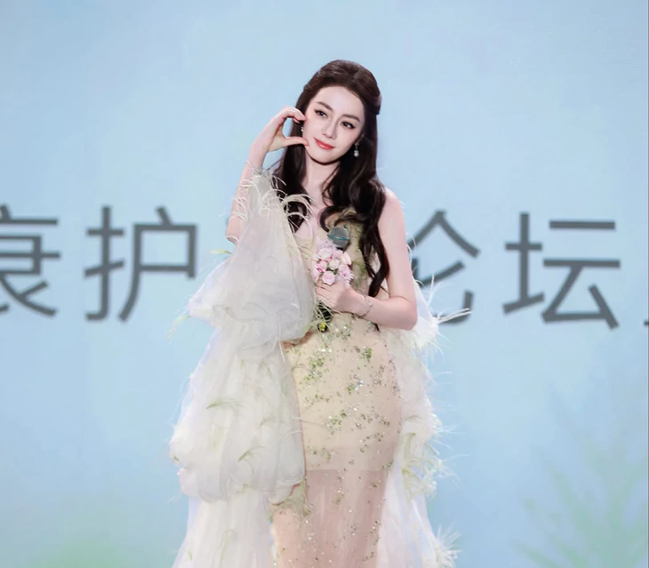 Địch Lệ Nhiệt Ba mê thiết kế đậm chất Huế của Nguyễn Phúc Tuấn - Ảnh 1.