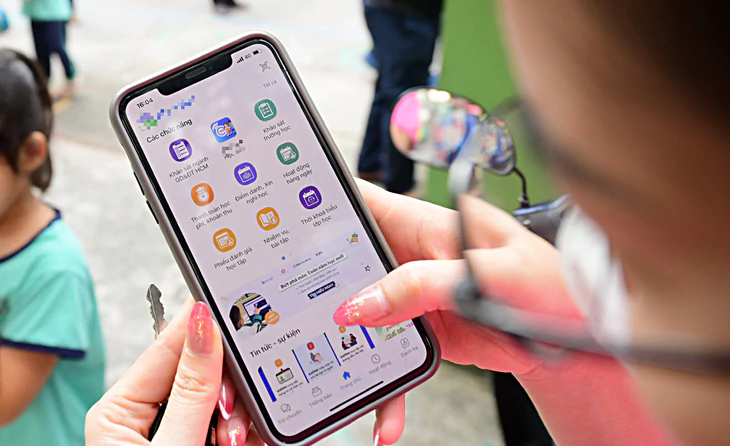 Chiếc điện thoại còng lưng gánh nhiều app - Ảnh 1.