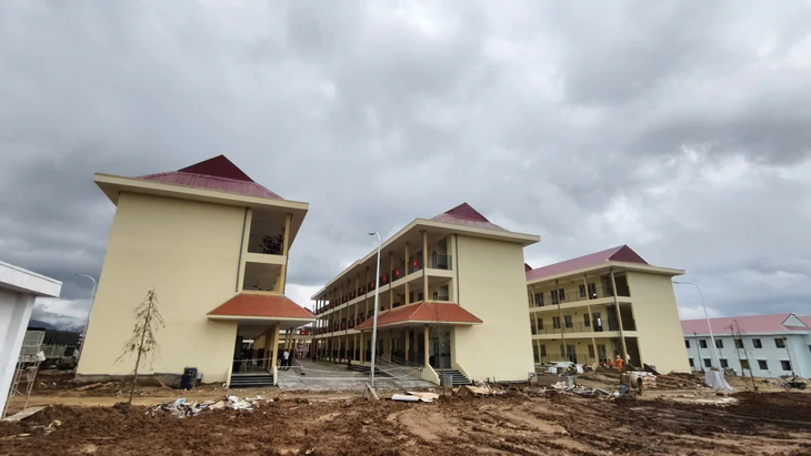Bốn trường nội trú trễ hạn hoàn thành, Quảng Ngãi phê bình chủ đầu tư và nhà thầu - Ảnh 1.