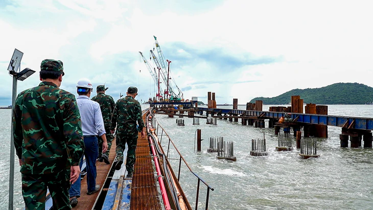 Cận cảnh cọc khoan nhồi hơn 100m xuống đáy đại dương ở cầu vượt biển dài nhất Việt Nam - Ảnh 7.