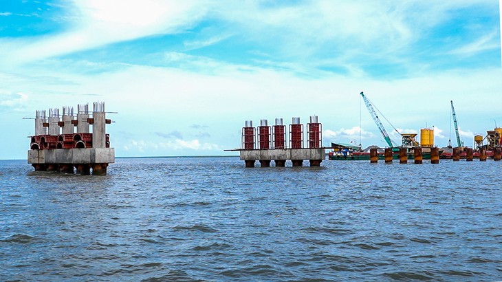 Cận cảnh cọc khoan nhồi hơn 100m xuống đáy đại dương ở cầu vượt biển dài nhất Việt Nam - Ảnh 6.