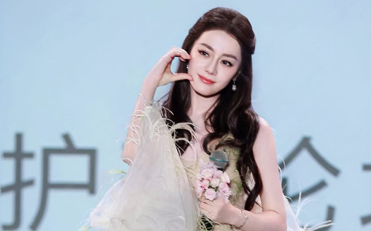 Địch Lệ Nhiệt Ba hóa 'nữ thần bướm' tại đêm hội thời trang Vogue - Ảnh 3.