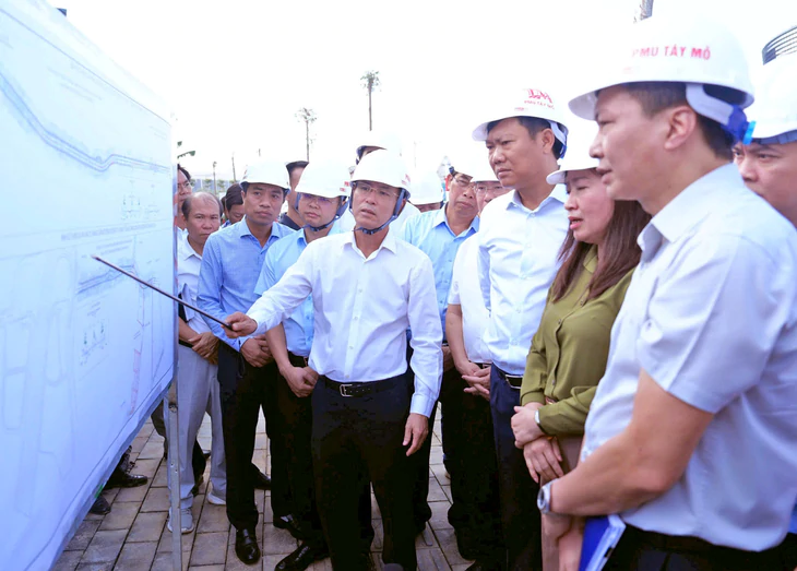 Lãnh đạo Thành ủy Hà Nội kiểm tra tiến độ dự án mở rộng đường 70, đường vành đai 3,5 - Ảnh 1.