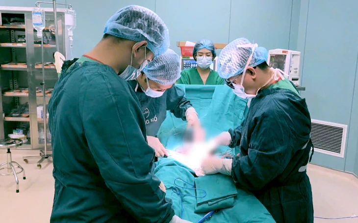 Suýt hoại tử tinh hoàn vì tự đeo vòng kim loại 3cm - Ảnh 2.