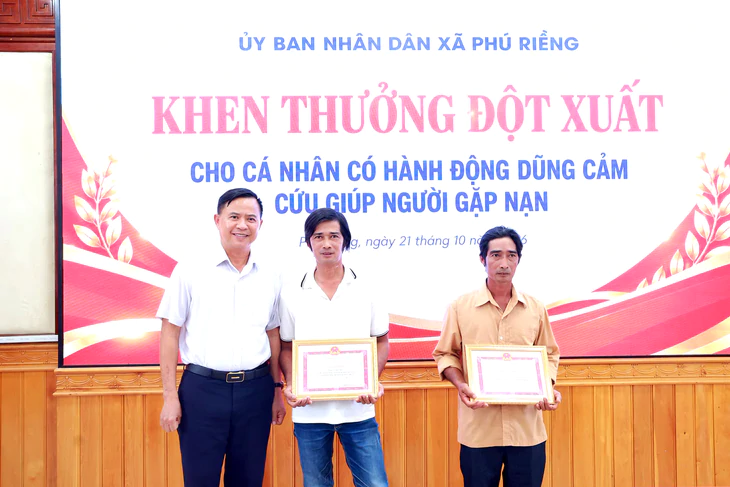 Khen thưởng 3 người đàn ông lao xuống dòng nước xiết cứu bé trai 14 tuổi ở Đồng Nai - Ảnh 1.