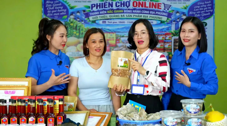 Bí thư phường tại Quảng Trị livestream bán hàng trăm đơn nông sản giúp nông dân - Ảnh 1.
