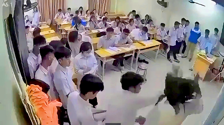 Khởi tố nam sinh lớp 12 đấm cô giáo trên bục giảng - Ảnh 2.