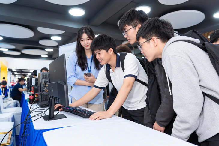 Sinh viên bỏ học và bài toán học phí, chọn ngành - Ảnh 1.