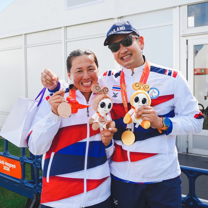 Giành HCV Asian Para Games 2026 , cung thủ Komsan cầu hôn bạn gái đầy cảm động - Ảnh 1.