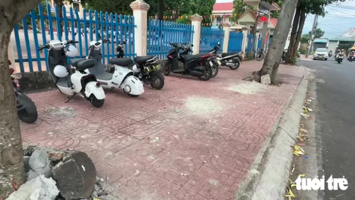 Dựng nhiều tảng đá ở vỉa hè trước trường: Hiệu trưởng 'than' nạn đỗ ô tô - Ảnh 4.