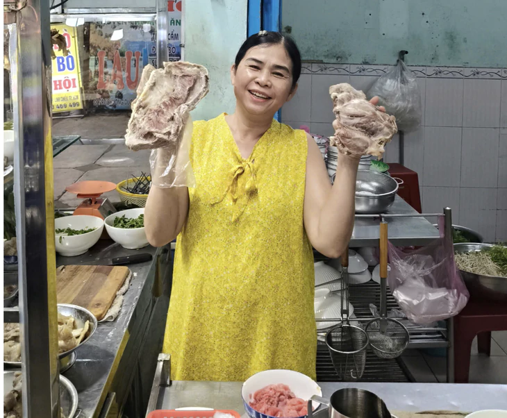 Bún bò Gia Hội ở Chương Dương và miếng chả Huế độc quyền - Ảnh 1.