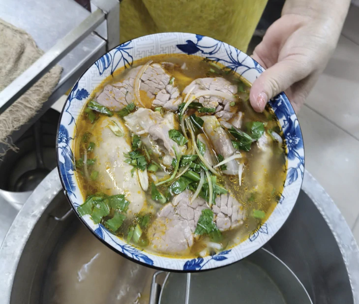 Bún bò Gia Hội ở Chương Dương và miếng chả Huế độc quyền - Ảnh 3.