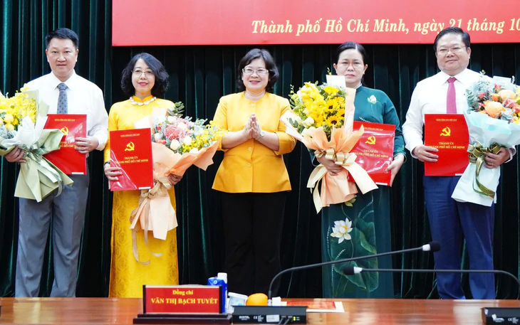 Ông Nguyễn Ngọc Văn được bầu giữ chức chủ tịch UBND phường Bến Thành - Ảnh 2.