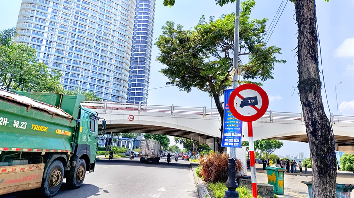 Vụ xe ben 30 tấn chở đất dán chữ ‘bình phong’ chạy vào đường cấm: Phạt tài xế - Ảnh 4.