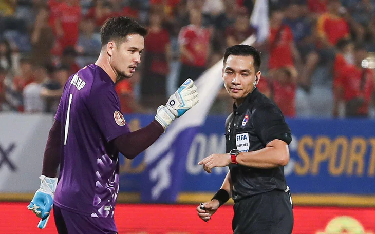 Cựu tiền đạo CLB Hà Nội tỏa sáng giúp Hà Tĩnh tạm vươn lên nhì bảng V-League - Ảnh 3.