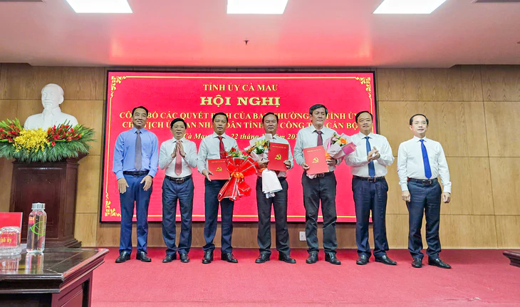 Công bố hàng loạt quyết định cán bộ chủ chốt ở Cà Mau - Ảnh 1.