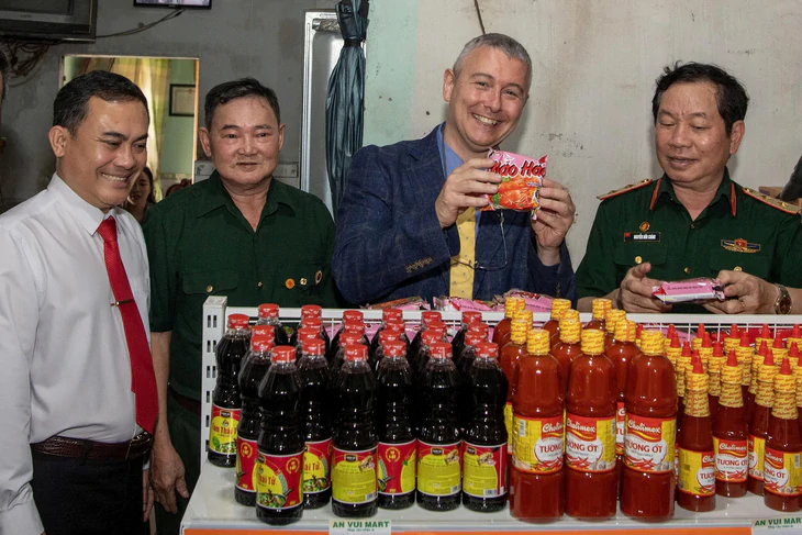 'Tri ân Việt Nam', doanh nghiệp EU giúp gia đình nạn nhân dioxin mở tạp hóa tại nhà - Ảnh 2.
