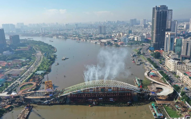 Sau hợp long, cầu đi bộ qua sông Sài Gòn còn làm gì trước ngày ‘mở cửa’? - Ảnh 4.