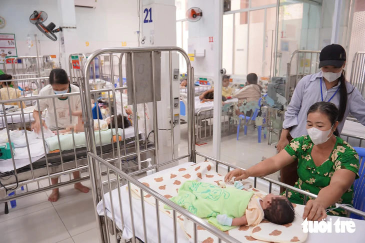 Trẻ mắc bệnh đường hô hấp nhập viện tăng, có trẻ gặp biến chứng viêm phổi - Ảnh 2.